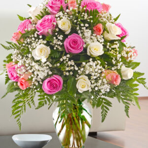 Bouquet di rose, velo da sposa e verdi decorativi