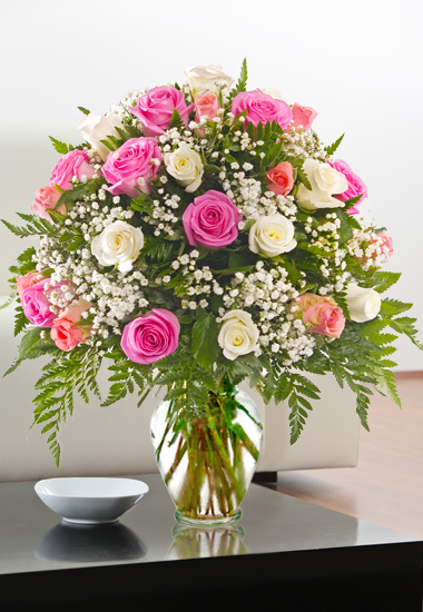 Bouquet di rose, velo da sposa e verdi decorativi