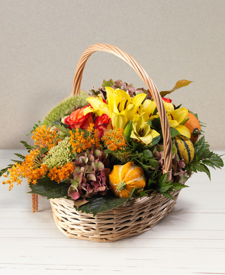 Composizione in cestino con fiori di stagione